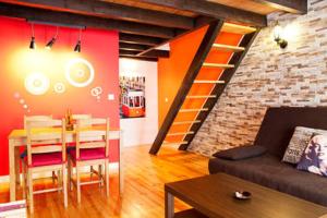 - un salon avec un canapé, une table et des chaises dans l'établissement Apartamento no Coração de Alfama, à Lisbonne