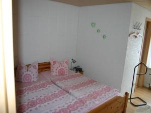 バート・ラウターベルクにあるHaus-Kummeleck-Wohnung-1のベッドルーム1室(ピンクのシーツと枕のベッド1台付)