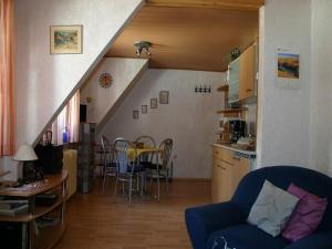 een woonkamer met een trap en een keuken bij Haus-Kummeleck-Wohnung-1 in Bad Lauterberg