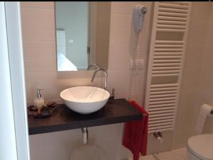 a bathroom with a white bowl sink on a counter at Il colore dei sogni in Due Carrare