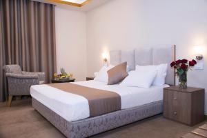 Ένα ή περισσότερα κρεβάτια σε δωμάτιο στο Bzommar Palace Hotel