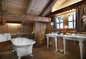 uma casa de banho com 2 lavatórios e uma banheira em Chalet Chatel, avec services, Collection Chalets des Fermes - Megève em Megève