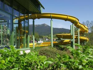 eine Reihe gelber Rutschen in einem Wasserpark in der Unterkunft Hotel zur Post in Lam