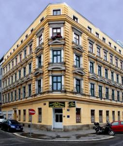 un edificio amarillo con una motocicleta estacionada frente a él en Suite Hotel 200m zum Prater, en Viena
