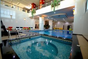 a large swimming pool in a building with a swimming pool at فخامة الشرق للشقق المخدومة in Al Khobar