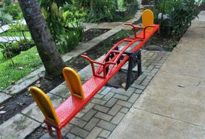 Κήπος έξω από το RedDoorz Hostel @ Dago 2