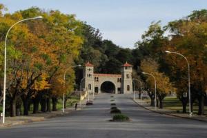 una carretera que conduce a un edificio con un túnel en Depto semicentrico. en Tandil