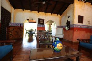 salon ze stołem z wazonem w obiekcie Hotel Casa Colonial Boutique w mieście Managua