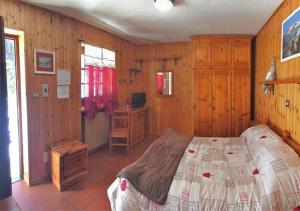 um quarto com uma cama e uma secretária num quarto em Kleine em Gressoney-Saint-Jean