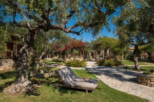 Κήπος έξω από το Paliokaliva Apartments and Villas