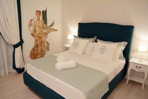 sypialnia z dużym łóżkiem z ręcznikami w obiekcie B&B Pompei Passion w mieście Pompeje