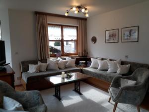 Sala de estar con sofás y mesa de centro en Haus Sonnenheim, en Frastanz
