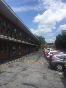 un estacionamiento con autos estacionados al lado de un edificio en Express Inn, en Towson