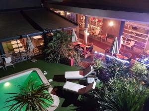 Bazén v ubytování Logis Hôtel La Fauceille nebo v jeho okolí