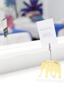 einen kleinen Elefanten-Ornament auf einem Tisch mit einer Karte in der Unterkunft Vázquez de Mella Gran Vía in Madrid