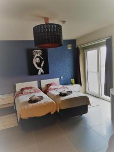 1 Schlafzimmer mit 2 Betten und einem großen Fenster in der Unterkunft De Hollemeersch Hotel in Dranouter