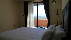 1 dormitorio con cama y ventana grande en Zagwe Hotel, en Lalibela