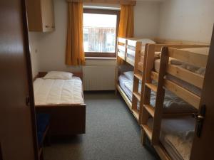 Tempat tidur susun dalam kamar di Ferienresort Gosau