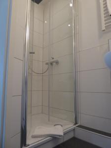 A bathroom at Hotel Garni-Tell