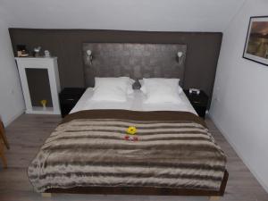 A bed or beds in a room at Hotel Garni-Tell