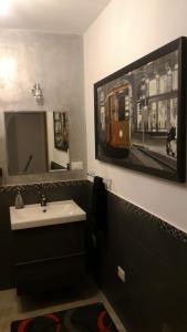 La salle de bains est pourvue d'un lavabo et d'un miroir. dans l'établissement B&B A casa dell'artista, à Casteldaccia
