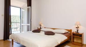 um quarto com uma cama com duas almofadas em Apartments Linda em Polace