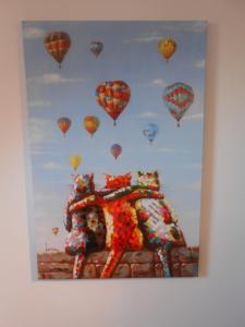 Dois ursos de peluche sentados numa parede com balões de ar quente. em Appartement 3p luchon cures & ski Soda em Luchon