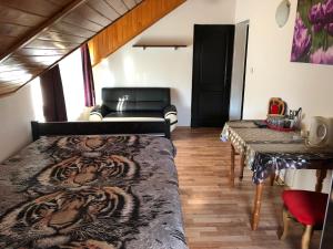 ヴィスワにあるAgataのベッド1台、テーブル、ソファが備わる客室です。