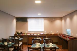Restavracija oz. druge možnosti za prehrano v nastanitvi Hotel Portal Guanambi
