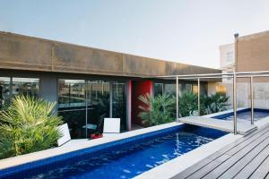 ein Haus mit einem Pool neben einem Gebäude in der Unterkunft Hotel Granados 83, a Member of Design Hotels in Barcelona