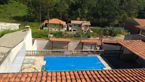 an overhead view of a swimming pool on a roof at Casa de Campo Serra Negra in Serra Negra