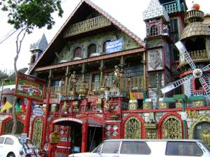 a building with a car parked in front of it at Casa de Campo Serra Negra in Serra Negra