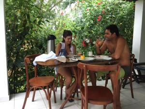 a man and a woman sitting at a table at Campos Elísios Boipeba in Ilha de Boipeba