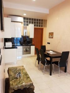 eine Küche und ein Esszimmer mit einem Tisch und Stühlen in der Unterkunft Appartamento Via Matteotti in Sanremo