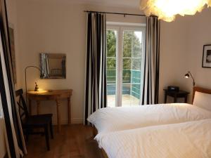 Schlafzimmer mit einem Bett, einem Schreibtisch und einem Fenster in der Unterkunft Schwarzwald light in Freudenstadt