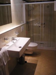 Kúpeľňa v ubytovaní Hotel Zamek Królewski w Rydzynie + 37 fotografií