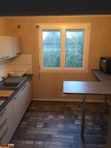 サン・ブリューにあるAppartement tranquilleの窓、テーブル付きのキッチンが備わります。