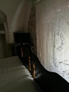 um quarto com uma cama com uma cortina branca em Ed.Ma em Scicli