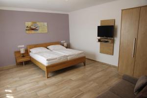 Un pat sau paturi într-o cameră la Gasthof Haselberger