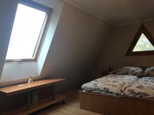 Łóżko lub łóżka w pokoju w obiekcie Leśny Dwór