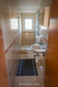Koupelna v ubytování apartmani Puzek + 37 fotografií