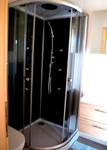 een badkamer met een glazen douchecabine bij Flatscher‘s in Niederau