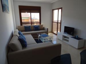 - un salon avec un canapé et une télévision dans l'établissement Apartament Lazurowy, à San Pedro del Pinatar
