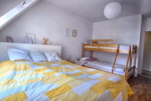 sypialnia z łóżkiem i łóżkiem piętrowym w obiekcie Apartmán Deštná čp.1 w mieście Deštné v Orlických horách