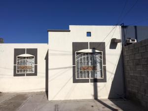 duas janelas do lado de um edifício branco em Blanquita Apartment em El Sauzal