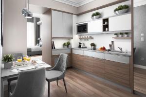 cocina y comedor con mesa y sillas en Brill Budapest Apartments en Budapest