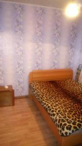 イヴァノヴォにあるЧетырехкомнатная квартира на Любимова 8の青い壁のベッドルーム1室(ベッド1台付)