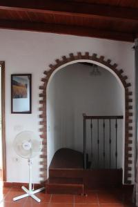 Habitación con cama en habitación con arco en Casa La Hagar, en Vallehermoso