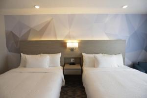 Tempat tidur dalam kamar di Days Inn by Wyndham Calgary North Balzac