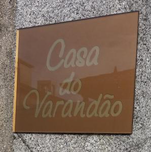 a sign on the side of a building that says caza do varanta at Casa do Varandão in Barcelos